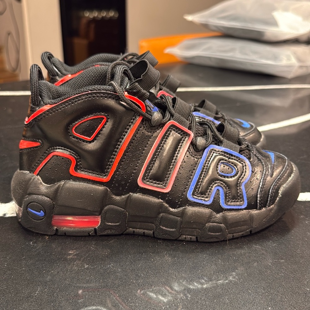 Nike Air 
Boys size 3.5 sneakers
Great condition